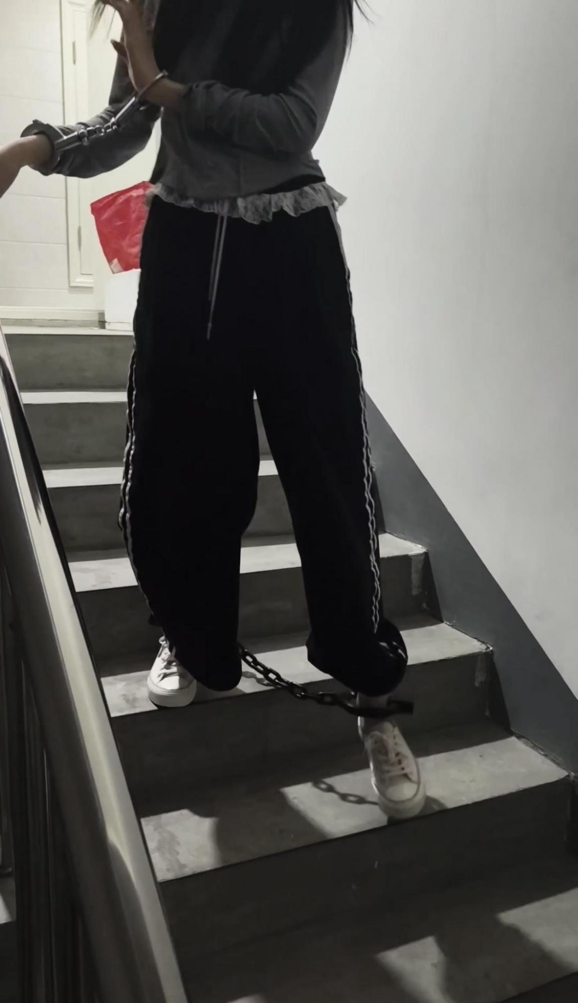帆布鞋女大学生深夜戴脚镣去小卖店 一步镣-袜子塞嘴-2