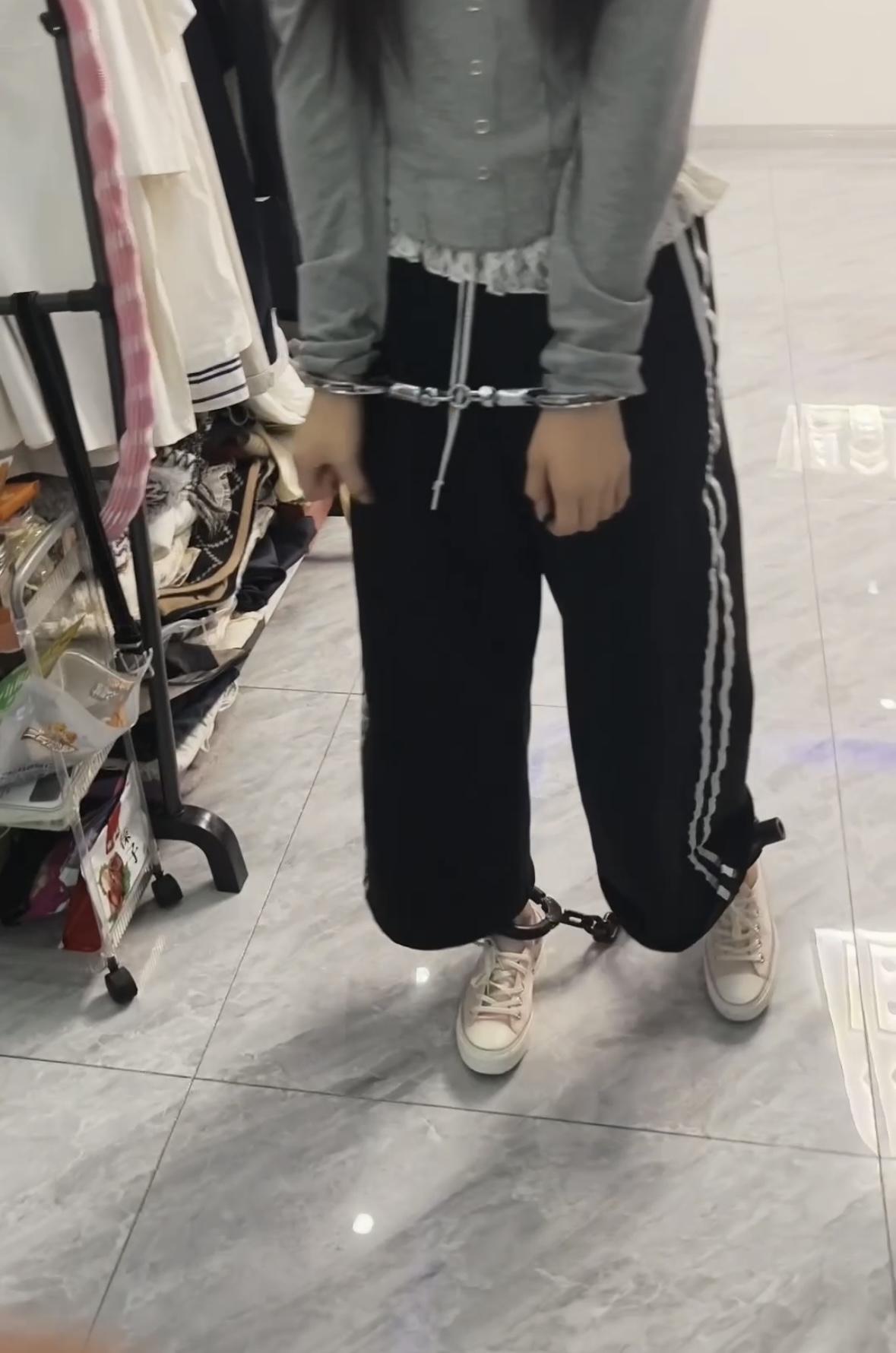 帆布鞋女大学生深夜戴脚镣去小卖店 一步镣-袜子塞嘴-1