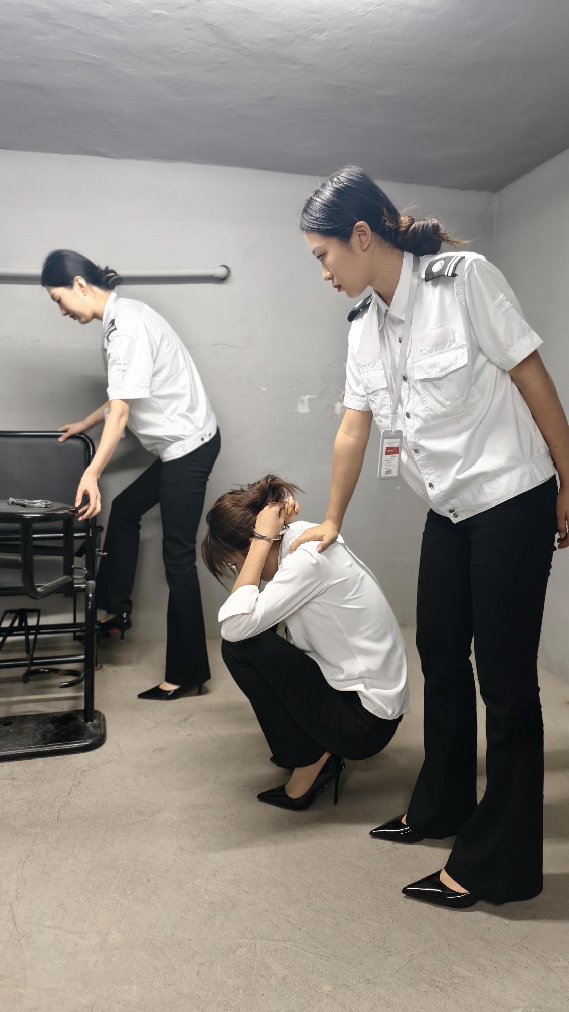 【编号她工作室】王晓彤因贪污受贿被执法队在办公室当场抓获。 审讯期间她太多消极极不配合，被押到刑讯室。 刑讯室里王晓彤被绑在老虎凳各种鞭打-6