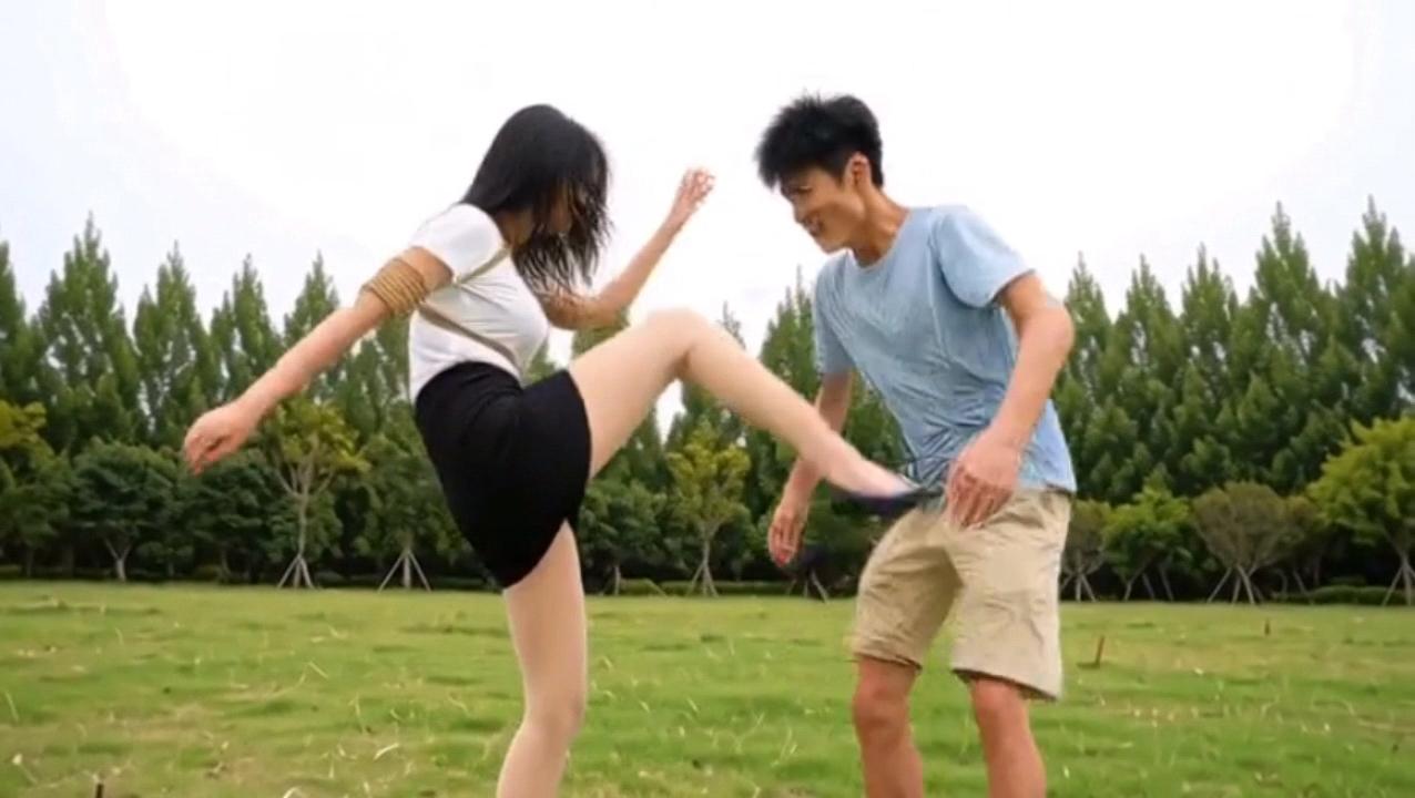 绳魔 《山林奇遇》第1集，被缚美女奔逃忙，山林深处遇张强，喜上心头盼得救，逃出虎穴遇豺狼-6