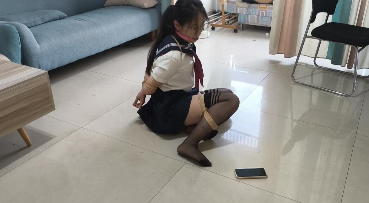 日式紧缚 脚铐+超紧口球流口水滴到腿上+超薄肉丝+项圈+制服学生装+放置挣扎+沉浸式～演技很好~挣扎的很卖力-4