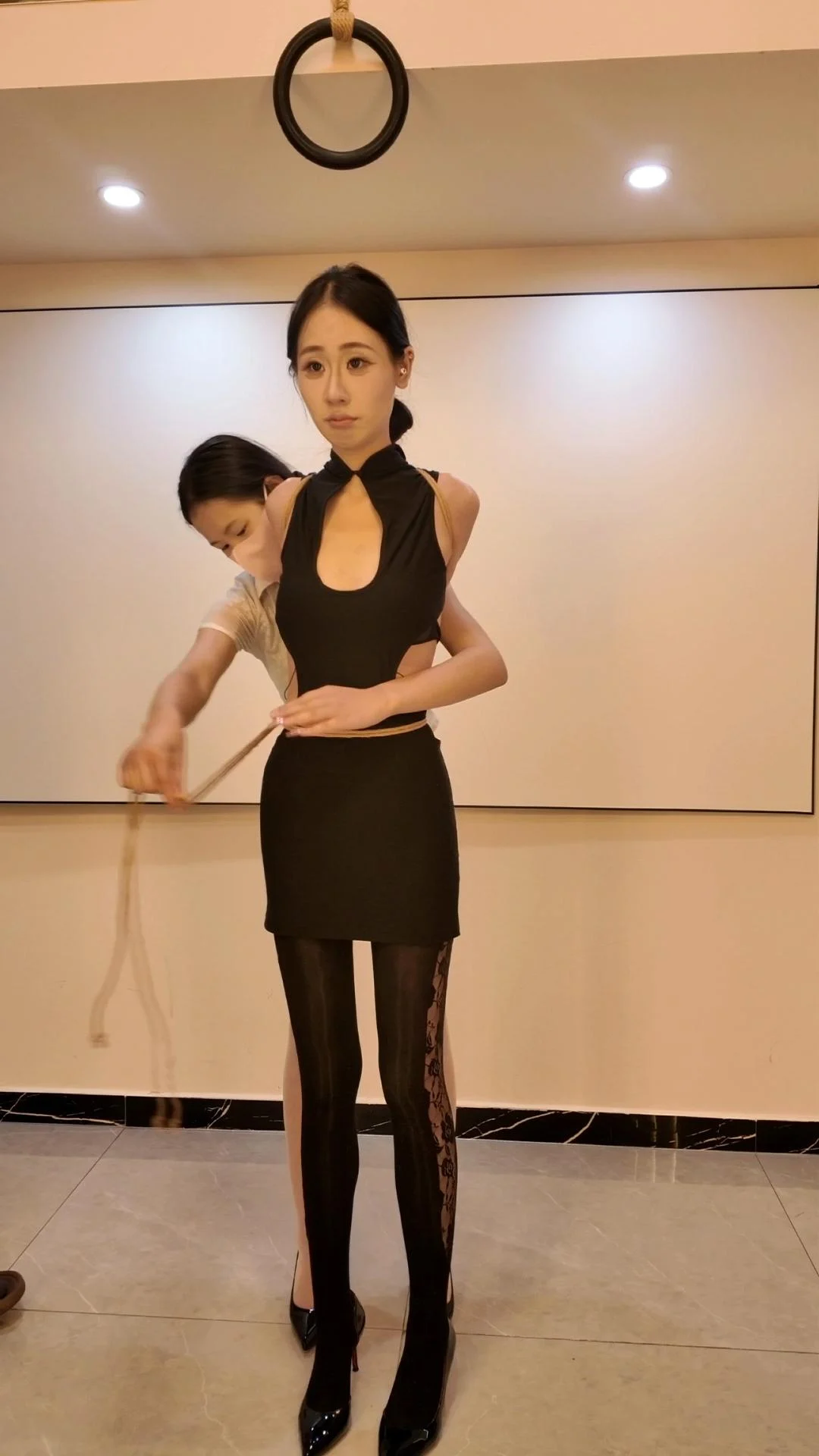 新人媛媛试镜第二部，股绳直臂黑丝高跟单腿吊挠痒痒-2