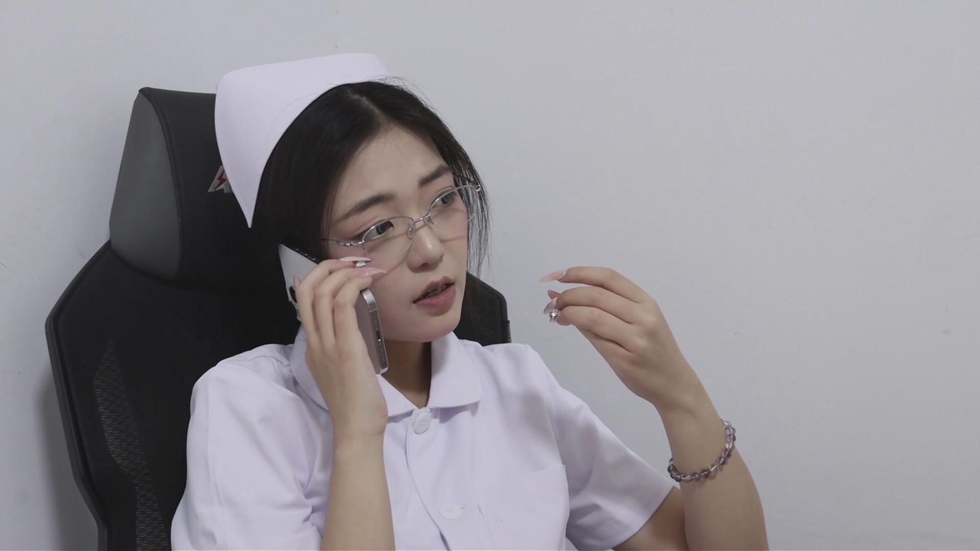【双人佳作】【得意客定拍】《你再看看你后面呢【上】》初雪X青蓝护士装互飚演技，倒霉卧底被美女雇佣兵桌下用脚玩弄-2