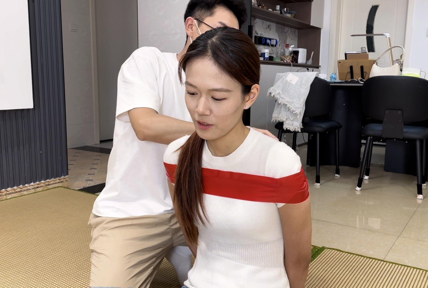 【缚艺录】【小倩】白袜驷马+红色胶带与双层封嘴，享受“呜呜呜”的挣扎声～-2