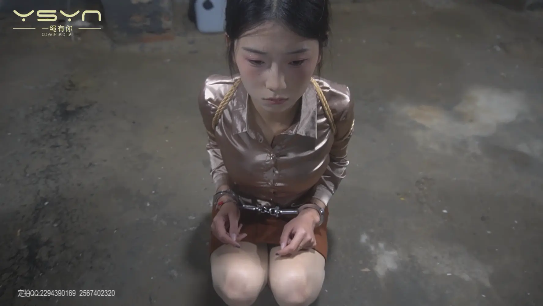 【惊梦绞影】押解指认现场的女犯回到牢房疲惫的睡去梦里被押上绞刑架勒紧咽喉挣扎意识消散一刻惊醒-1