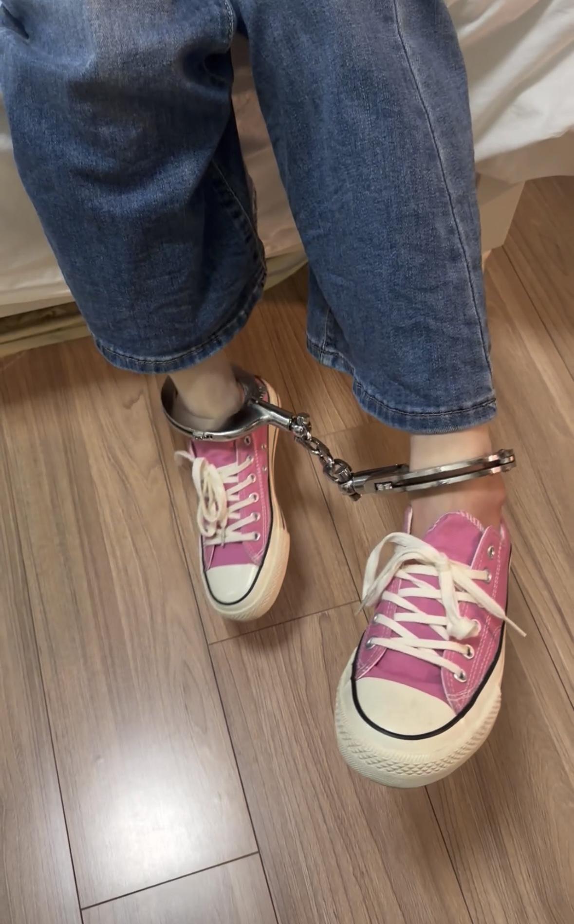 两个女高的镣铐互调-校服和JK女孩的脚镣日记-5