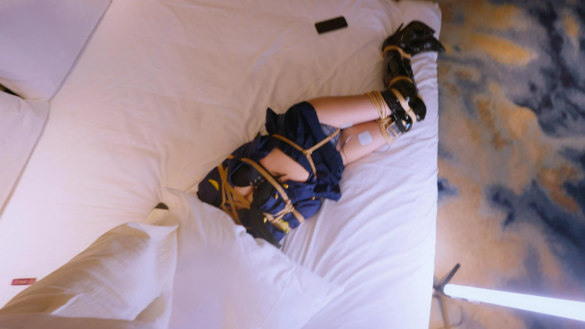 【丝米】《女侦探的游戏Ⅴ》黑丝长靴女侦探接到线报抓捕嫌疑犯，搜查途中被嫌疑人迷晕！紧缚在床上，股绳+郊狼+枕头闷绝+掐脖+口球，绝望刺激中想跑被拖回，内衣内裤放置在厕所，粉色口水收集-1