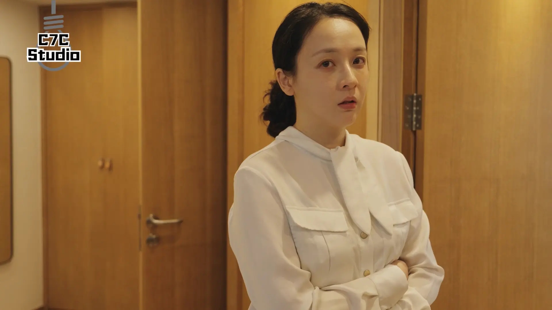 《房产中介灵儿》势利眼裤里丝成熟美女看不起租房客户 翻白眼抽搐挣扎无济于事-2