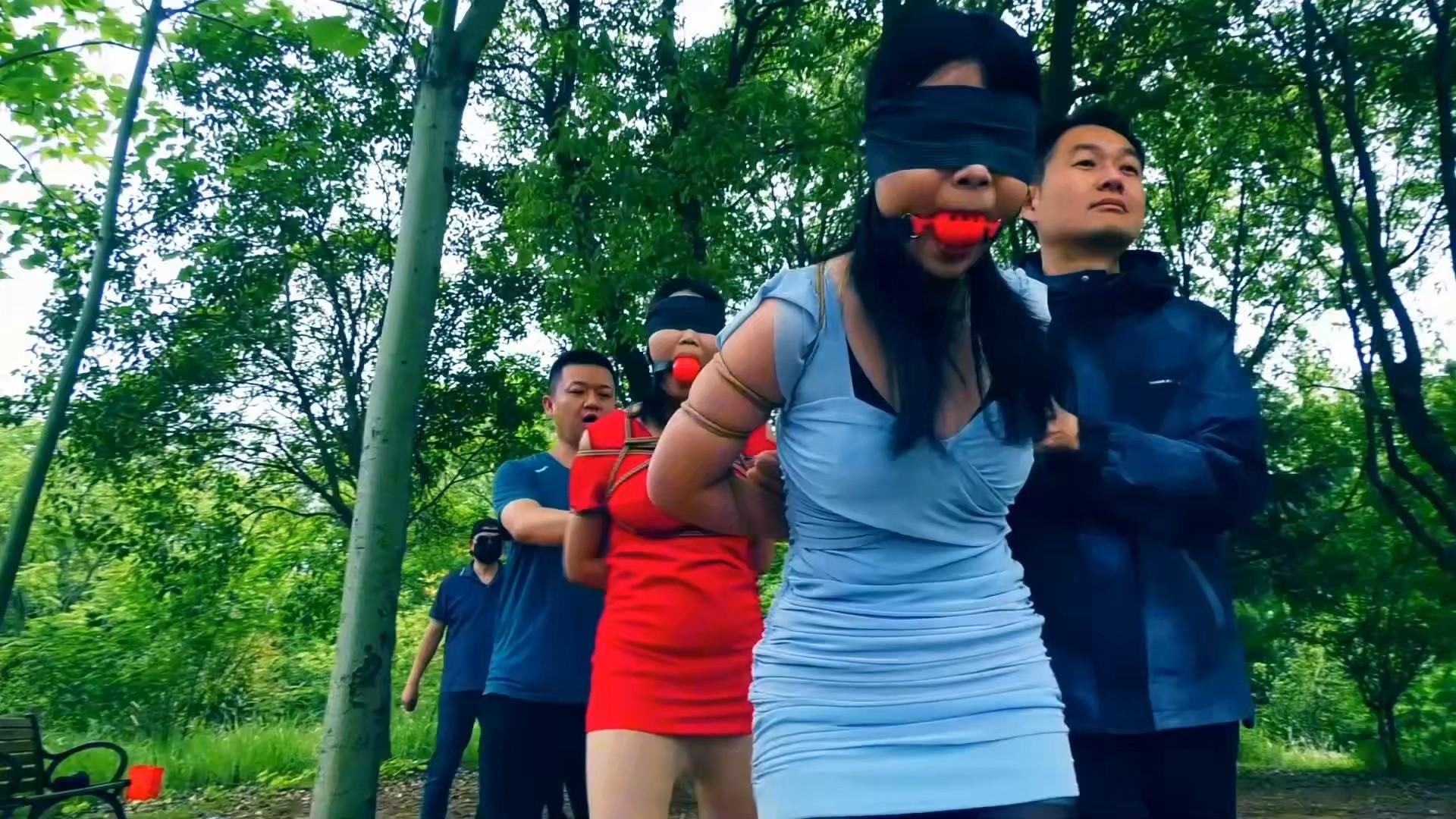 定拍转公映《绝境面试，血色圈套》 下集 逃跑失败的女大学生被抓回后禁锢在金属架和驷马捆绑 在小树林-8