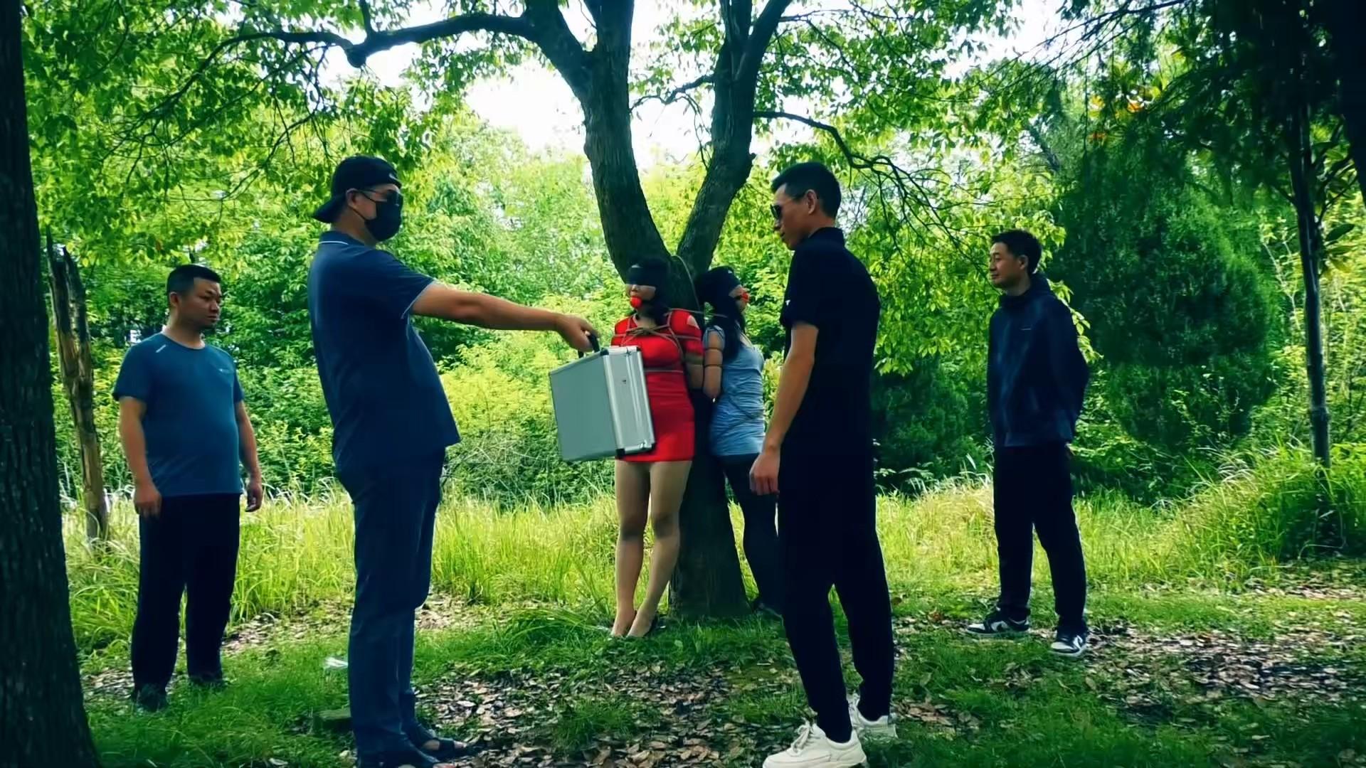 定拍转公映《绝境面试，血色圈套》 下集 逃跑失败的女大学生被抓回后禁锢在金属架和驷马捆绑 在小树林-7