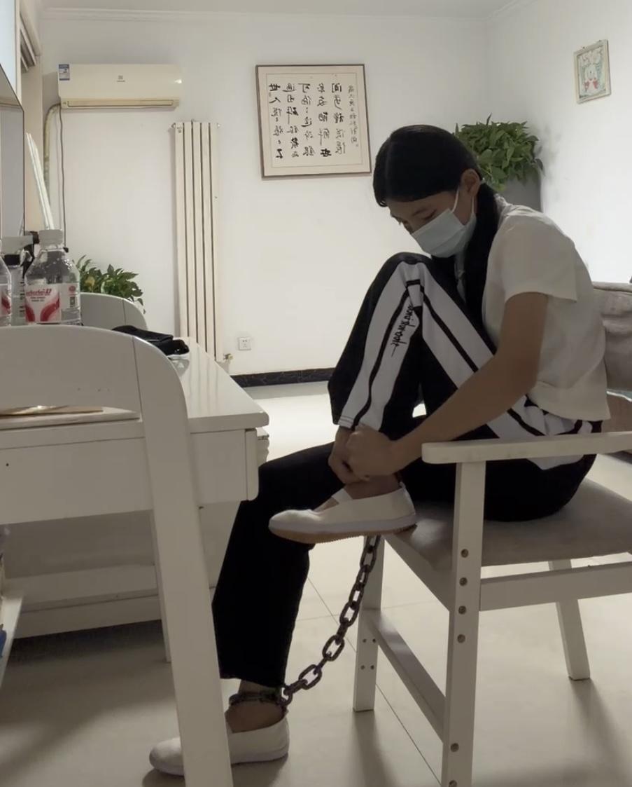 校服白一带女生的镣铐假日-踮脚吊铐与驷马铐-9