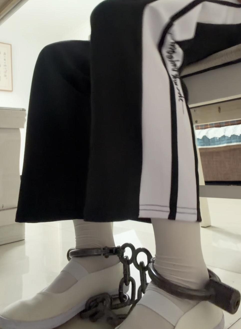 校服白一带女生的镣铐假日-踮脚吊铐与驷马铐-8