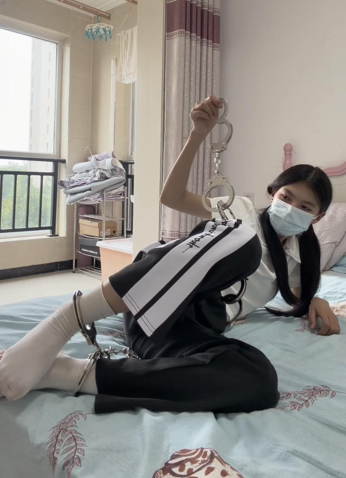 校服白一带女生的镣铐假日-踮脚吊铐与驷马铐-1