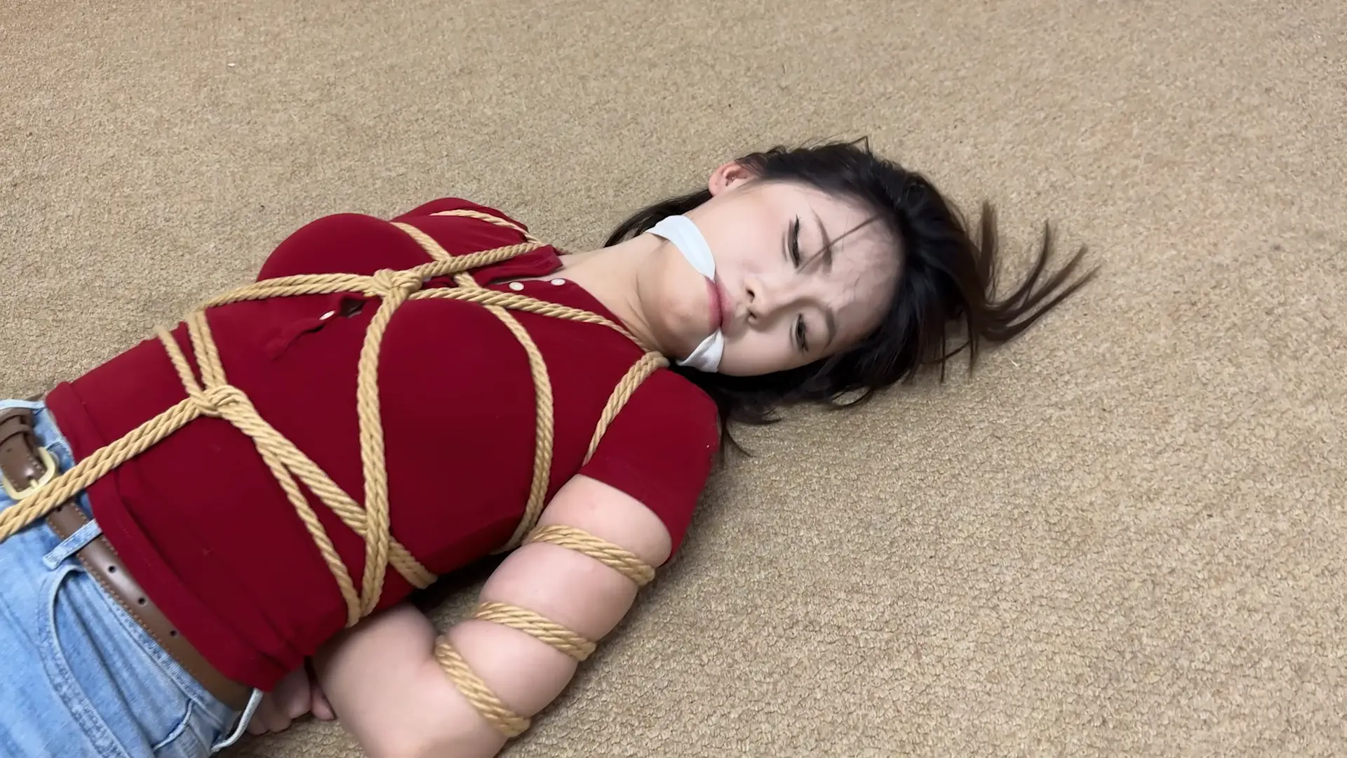【新模安安紧缚作品首发】金宝工作室定制DID剧情片—《独居少女》 妙龄少女安安深夜遭遇女劫匪绑架 多次尝试逃跑失败 被女劫匪全身紧缚肆意玩弄-7