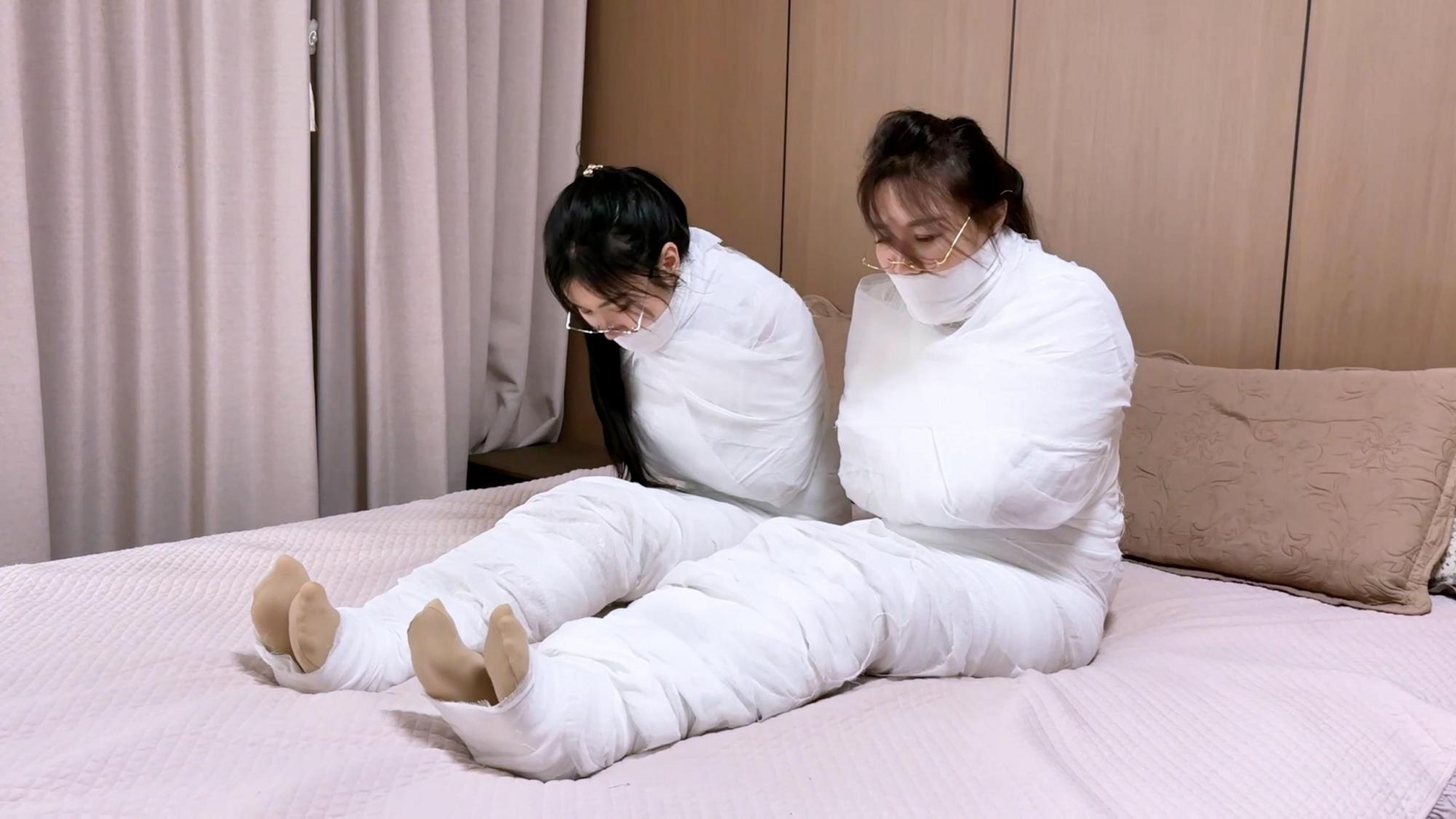 king的云雀定拍《木乃伊母女01》女儿回家发现衣柜传出呜呜声 居然是被变成木乃伊的美女 李然 吴晗 表演超棒的模特 洁白蠕动的木乃伊肉段-8