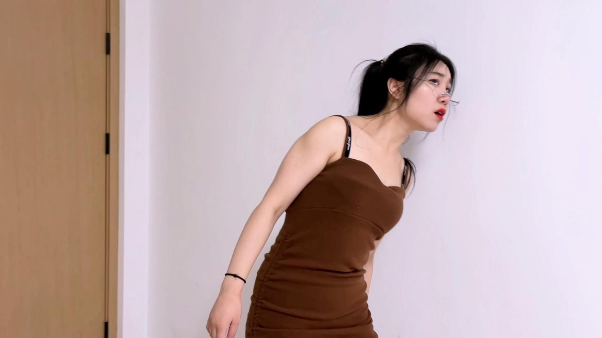 king的云雀定拍《木乃伊母女01》女儿回家发现衣柜传出呜呜声 居然是被变成木乃伊的美女 李然 吴晗 表演超棒的模特 洁白蠕动的木乃伊肉段-1