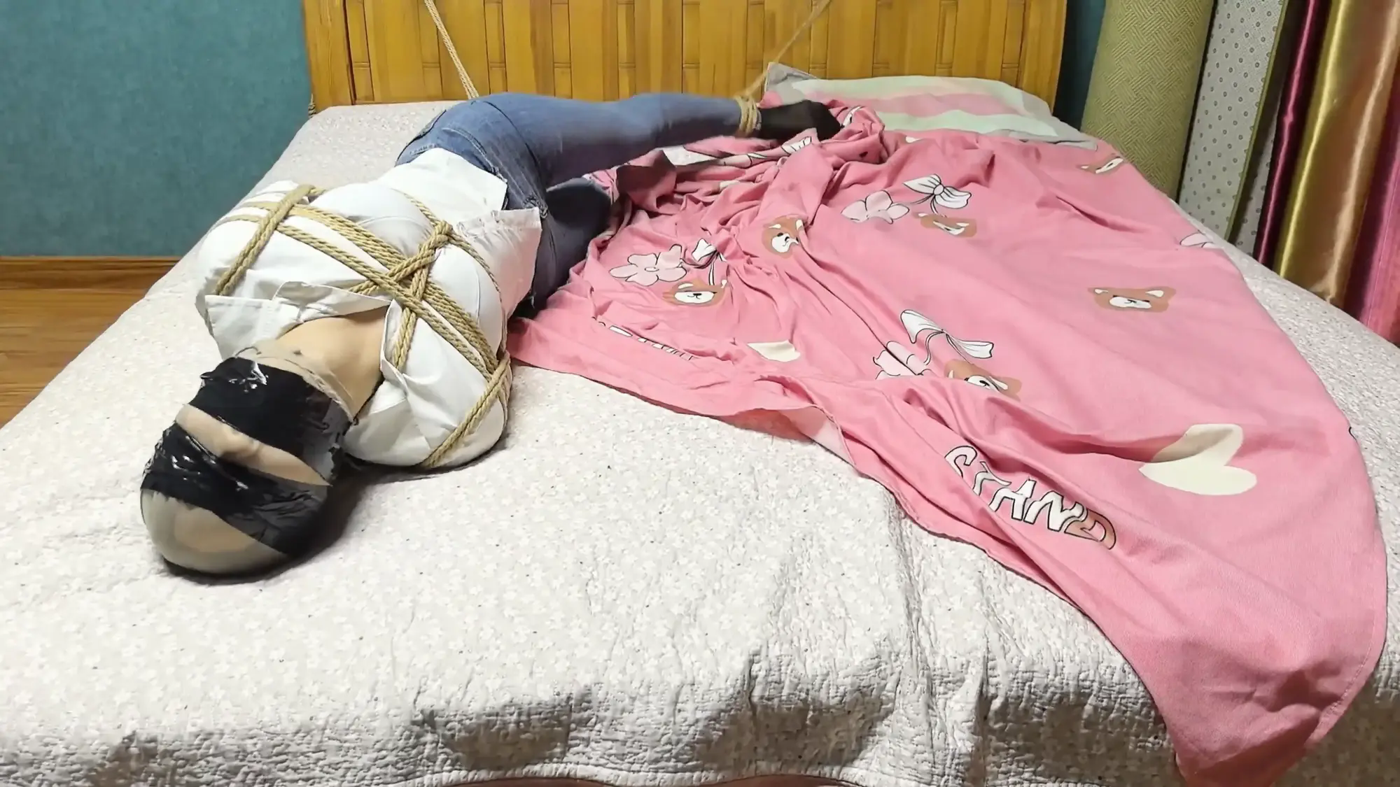 丝袜套头捆绑挣扎-5