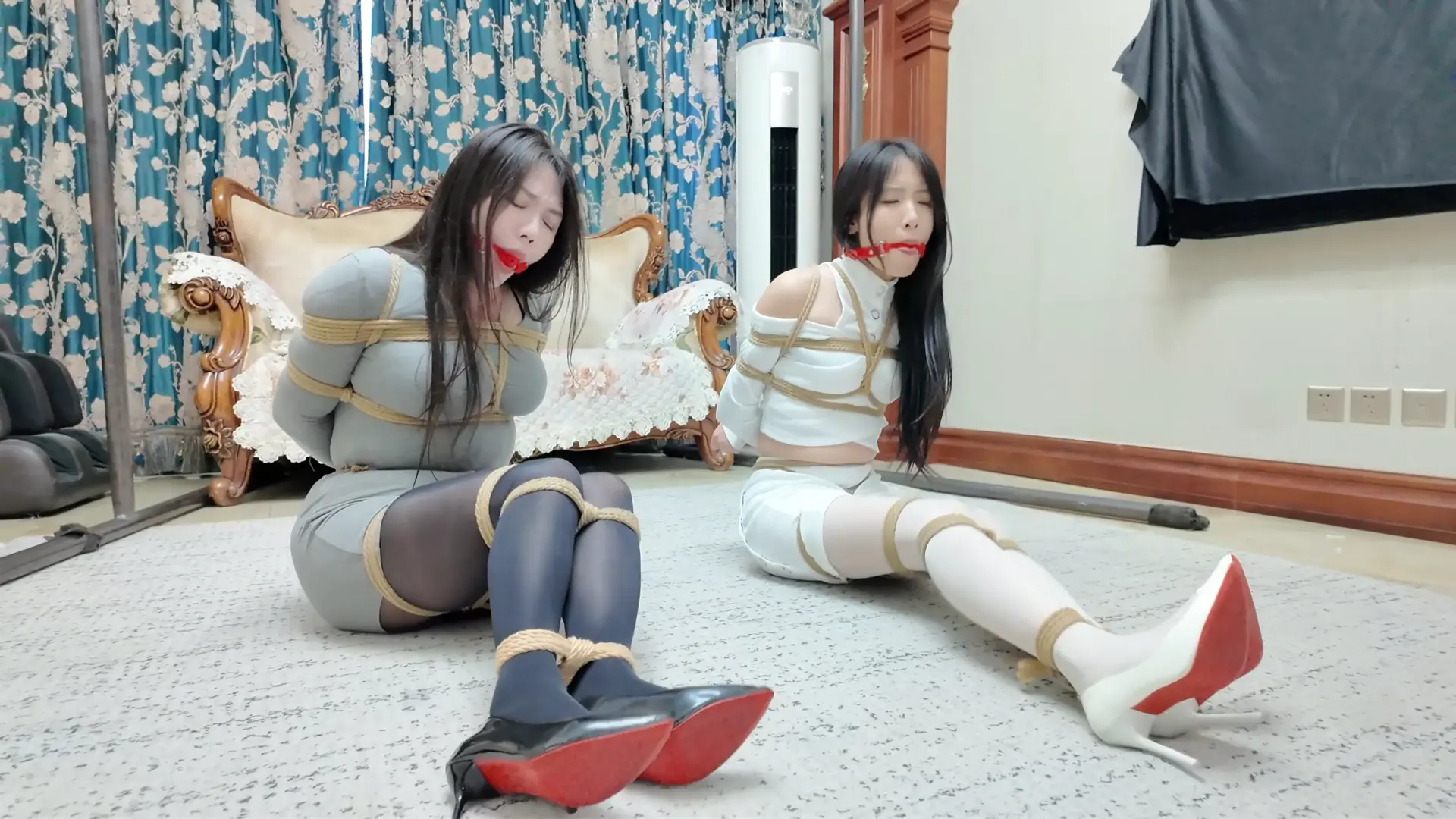 《她们的故事·KB游戏·母女三争霸》【黑白双丝】【丝足特写】【脱缚挣扎】【驷马竞速】-4