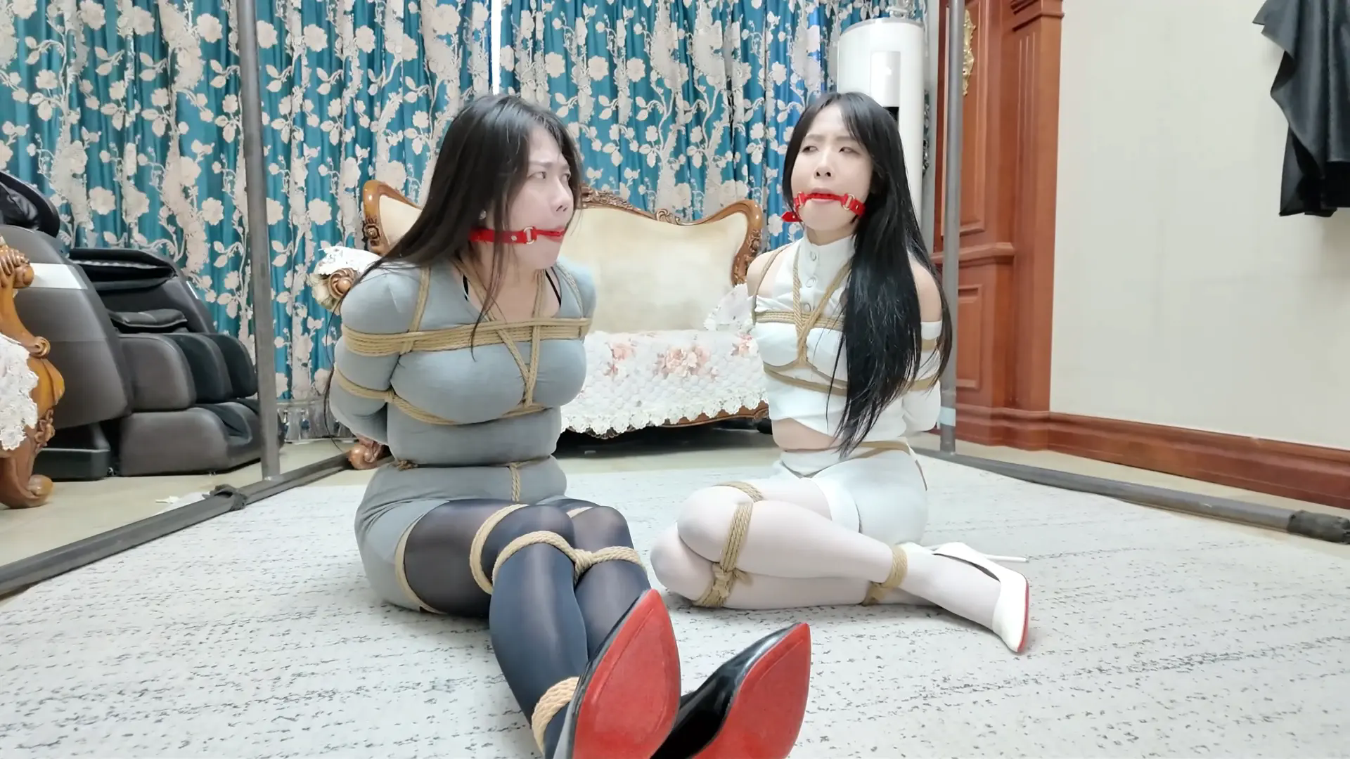 《她们的故事·KB游戏·母女三争霸》【黑白双丝】【丝足特写】【脱缚挣扎】【驷马竞速】-2