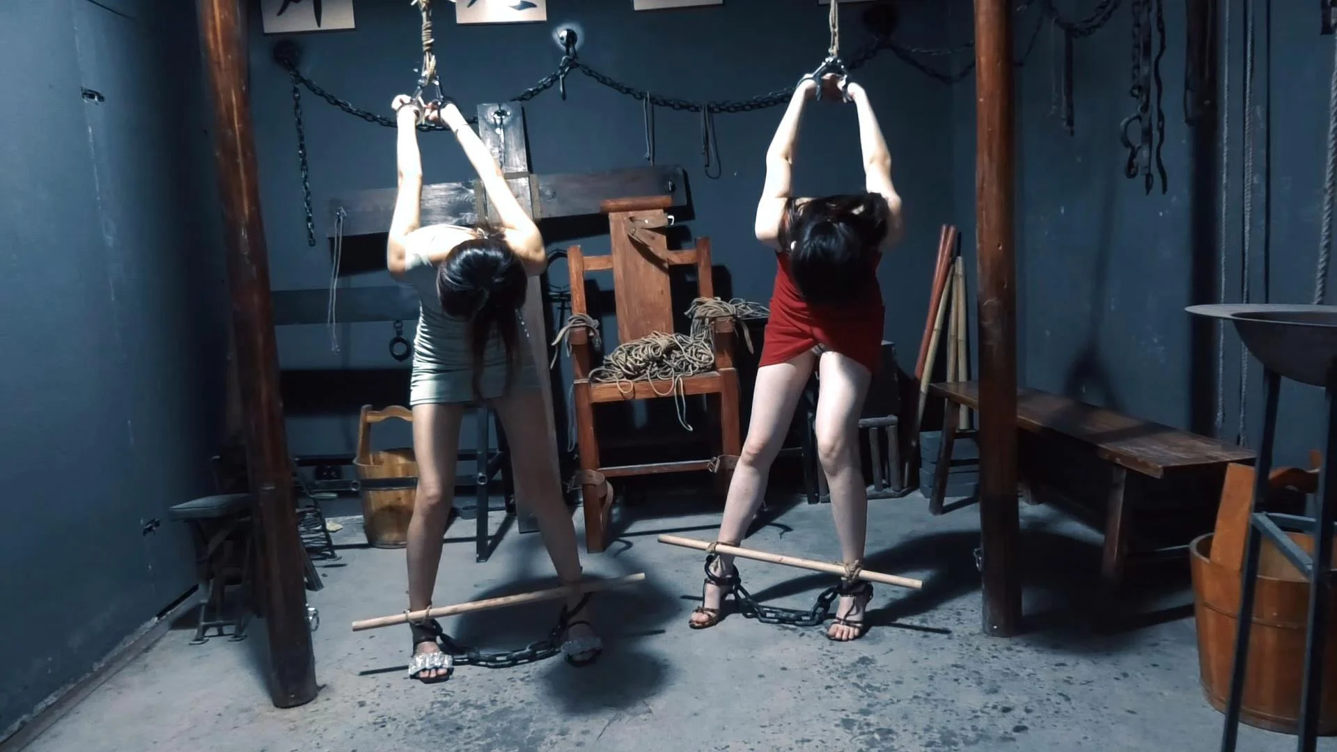定拍转公映《正邪囚局》上集 两名女在野外交易时被埋伏的人员当场抓捕在牢中不认罪被大字吊绑惩戒-11