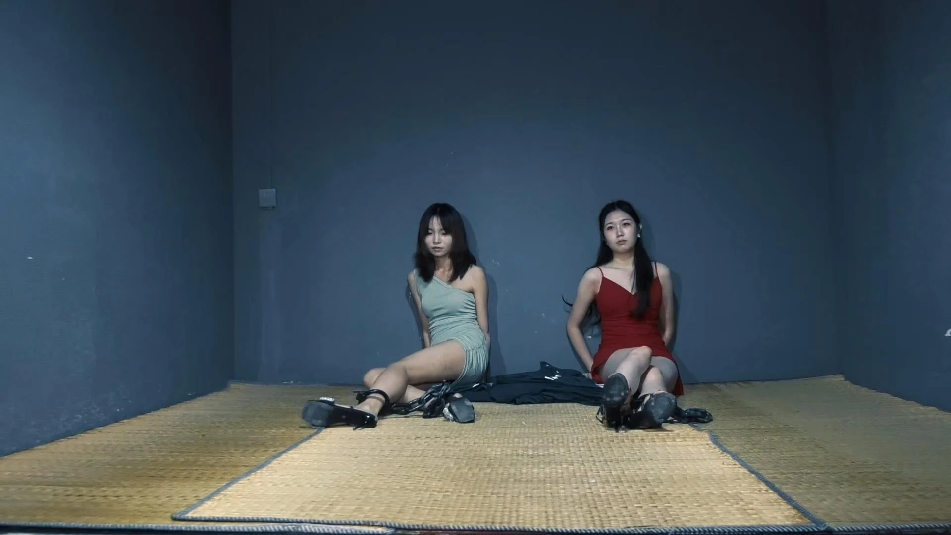 定拍转公映《正邪囚局》上集 两名女在野外交易时被埋伏的人员当场抓捕在牢中不认罪被大字吊绑惩戒-3