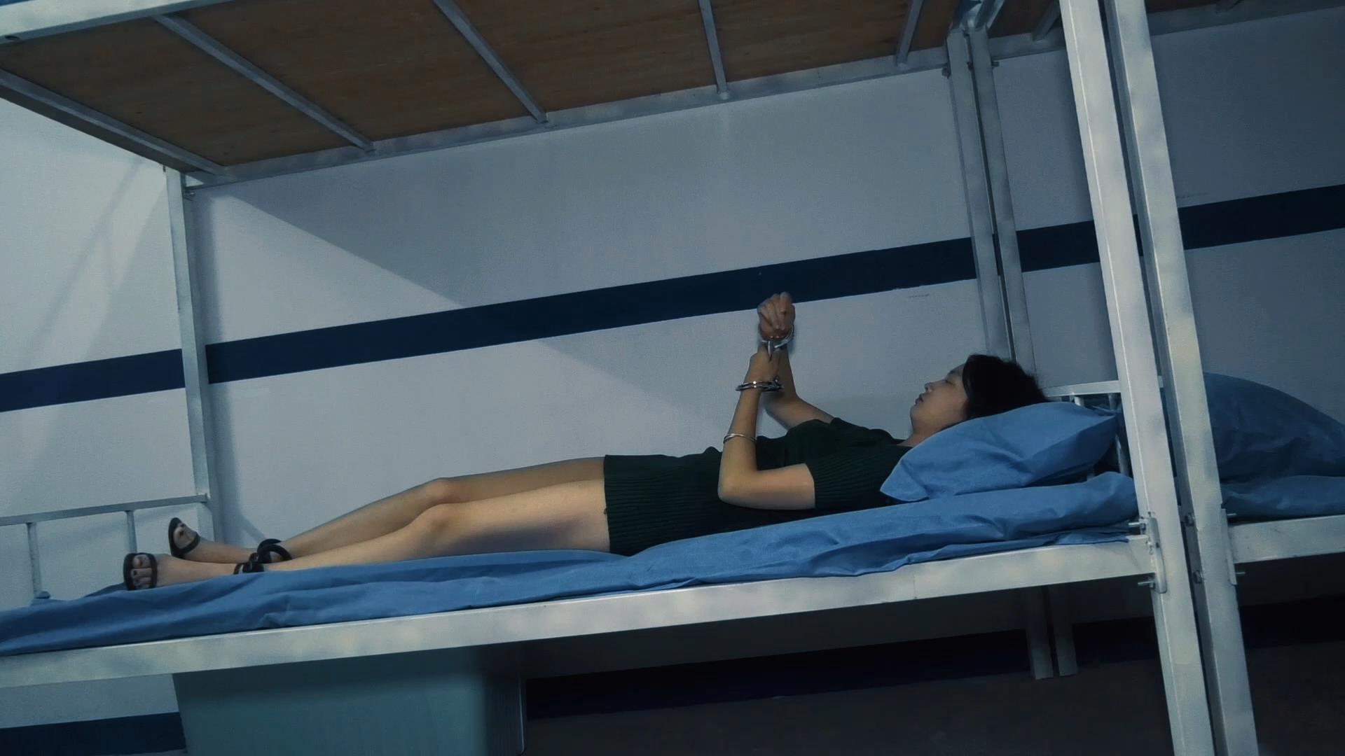 定拍转公映《法不容侥》上集 女白领陈曼帮助上司被捕拘捕配合关小黑屋后如实交代罪行-9