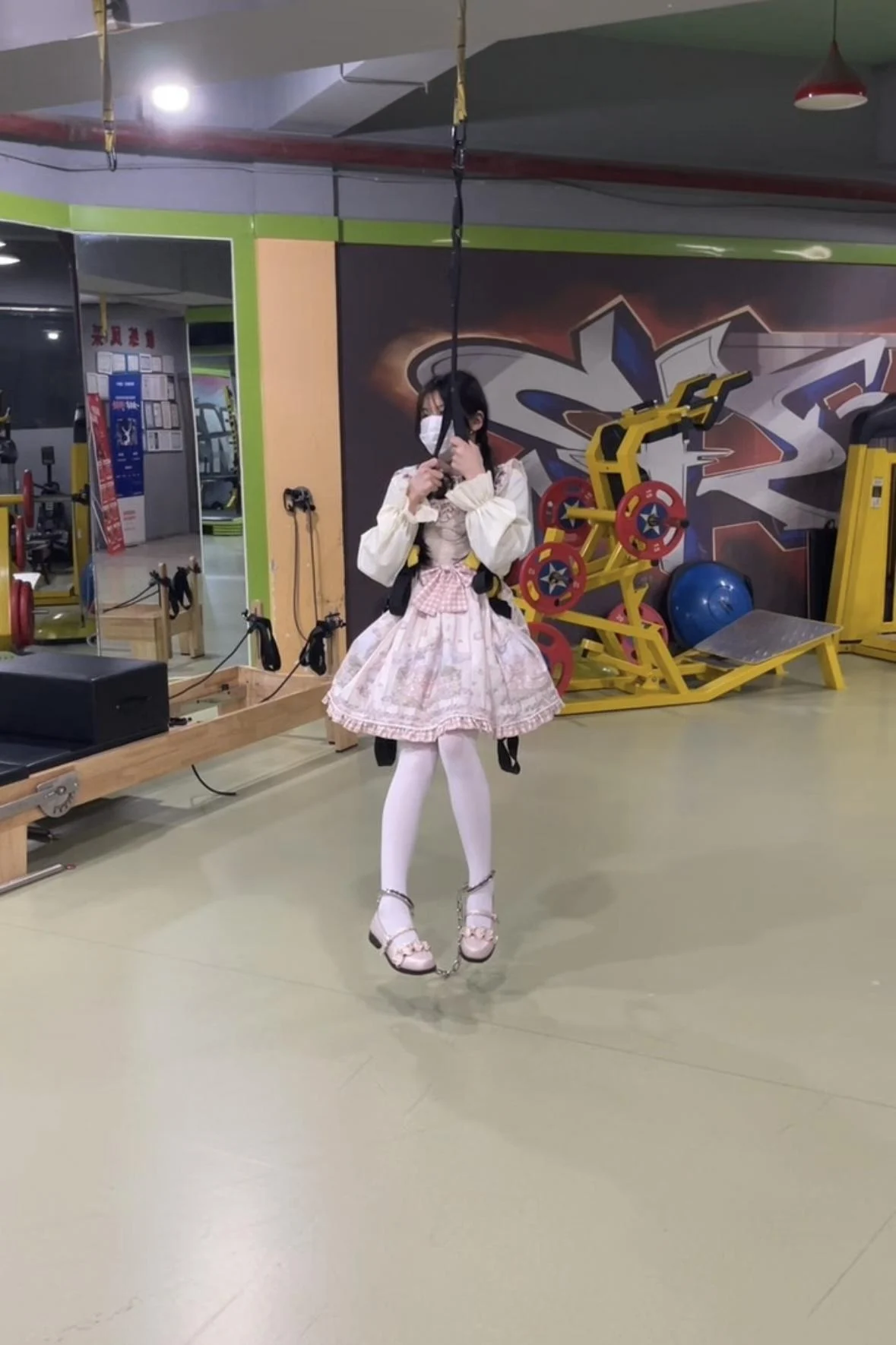 白丝Lolita女孩的脚铐健身房任务-7