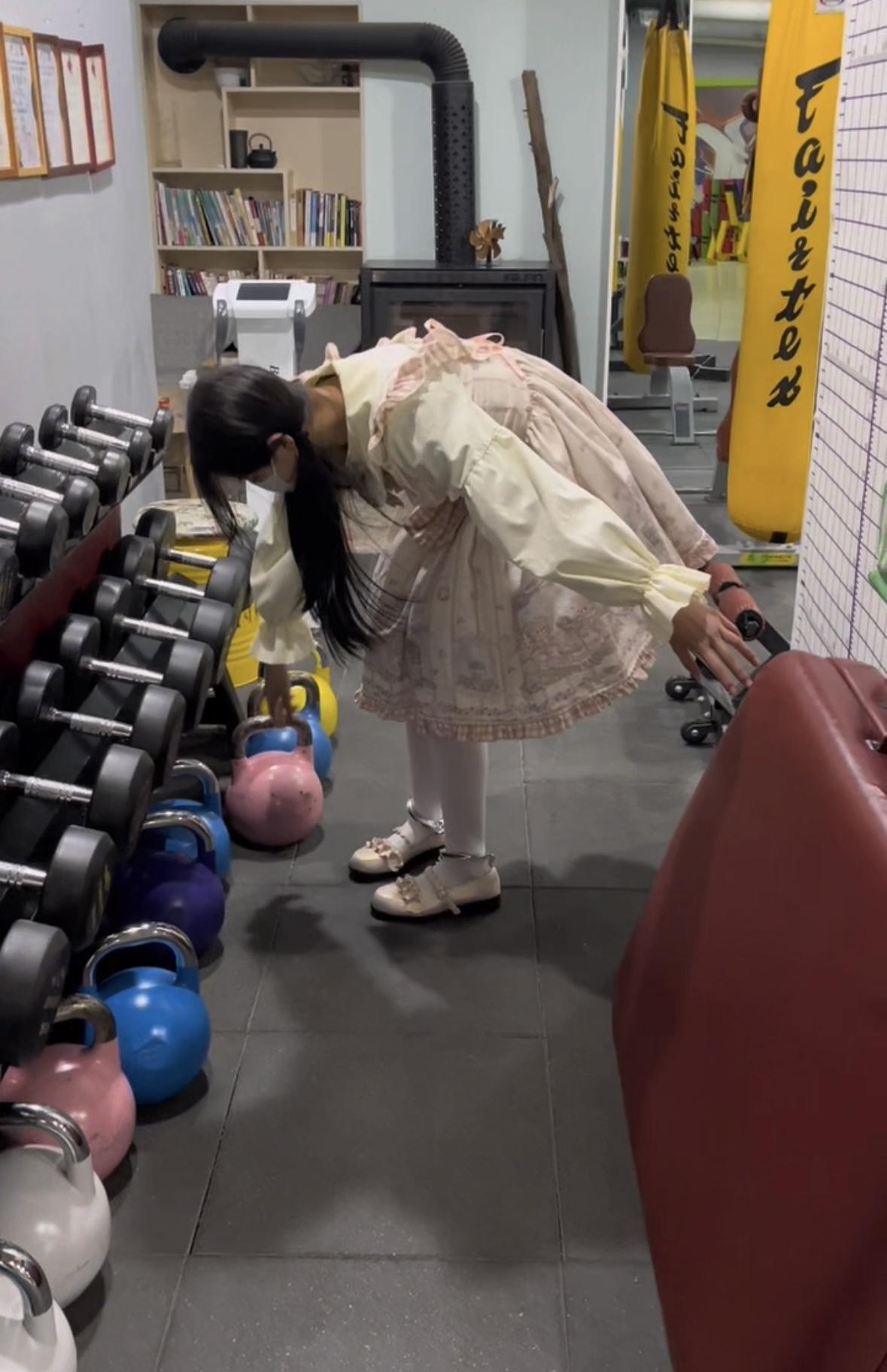 白丝Lolita女孩的脚铐健身房任务-4