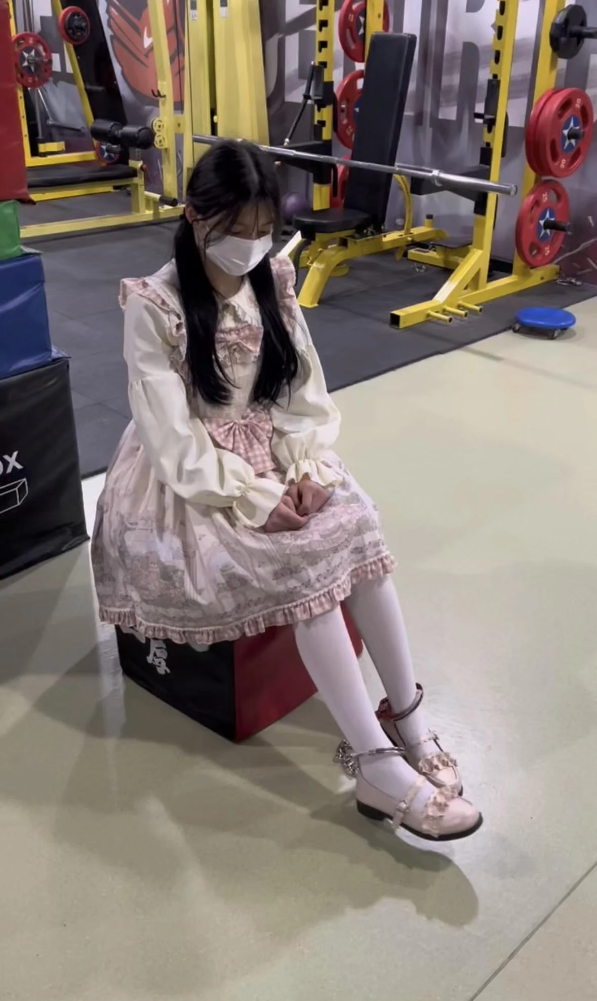 白丝Lolita女孩的脚铐健身房任务-3