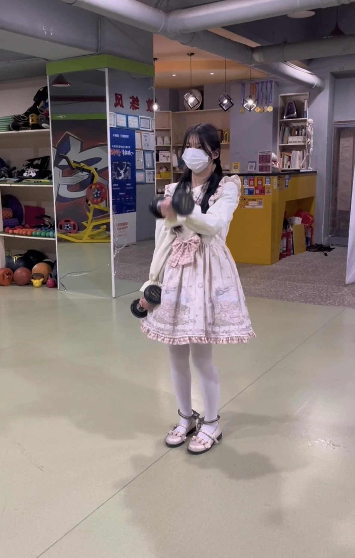 白丝Lolita女孩的脚铐健身房任务-1