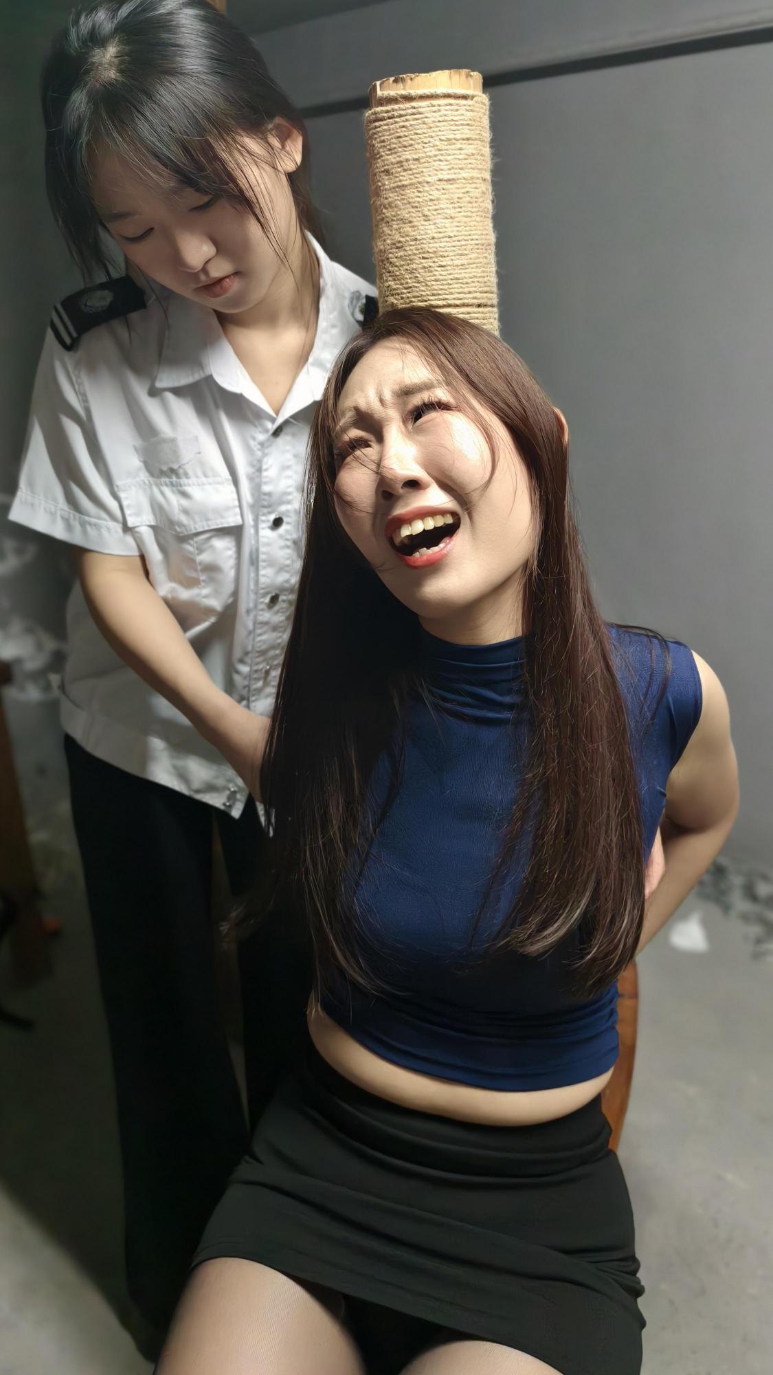 【编号她工作室】风声落定 林婉在酒店等待着这次的交易对象，执法局张队和小李假装来交易，实际上是想对林婉进行抓捕。-5
