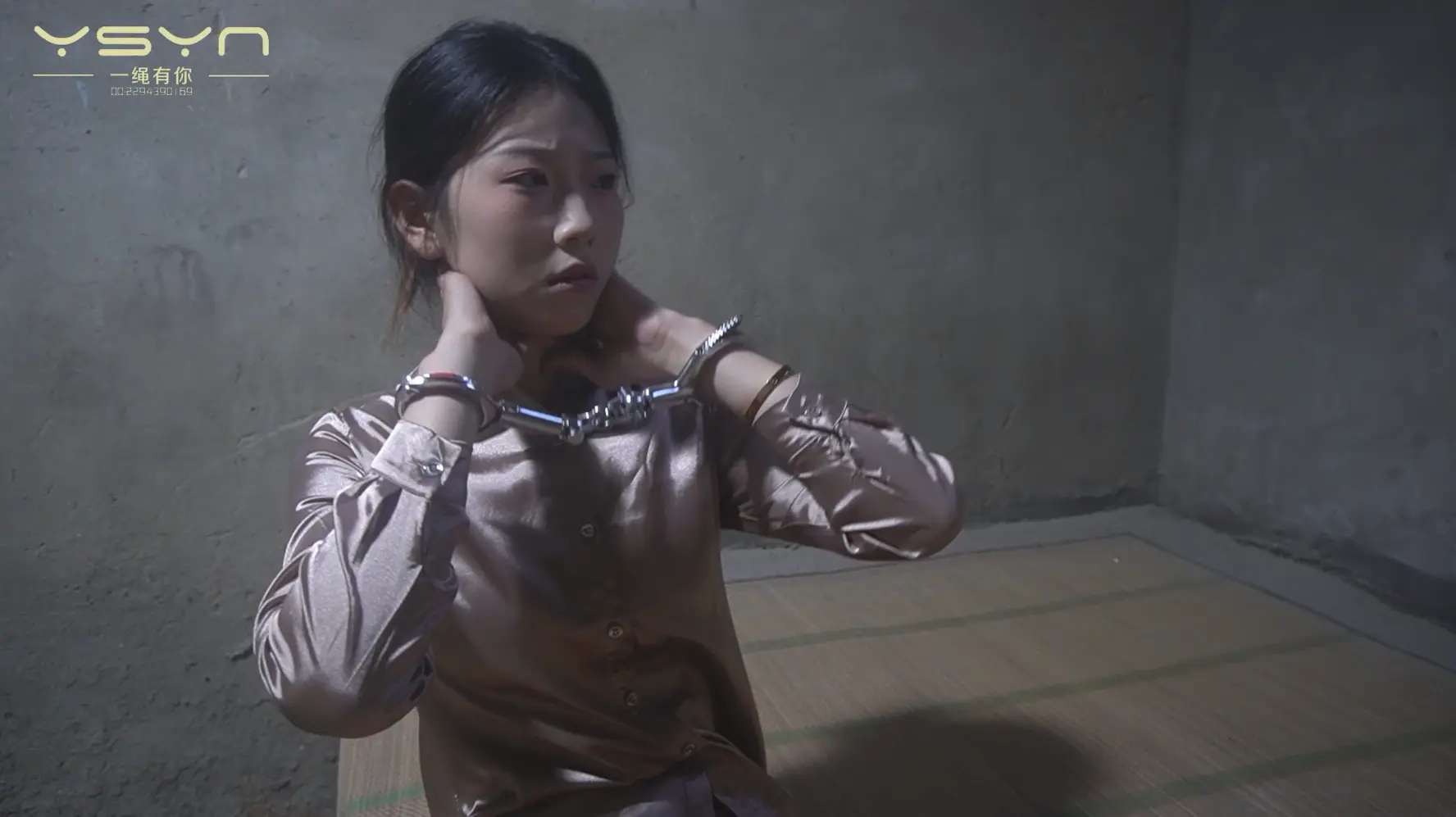 【惊梦绞影】押解指认现场的女犯回到牢房疲惫的睡去梦里被押上绞刑架勒紧咽喉挣扎意识消散一刻惊醒-12