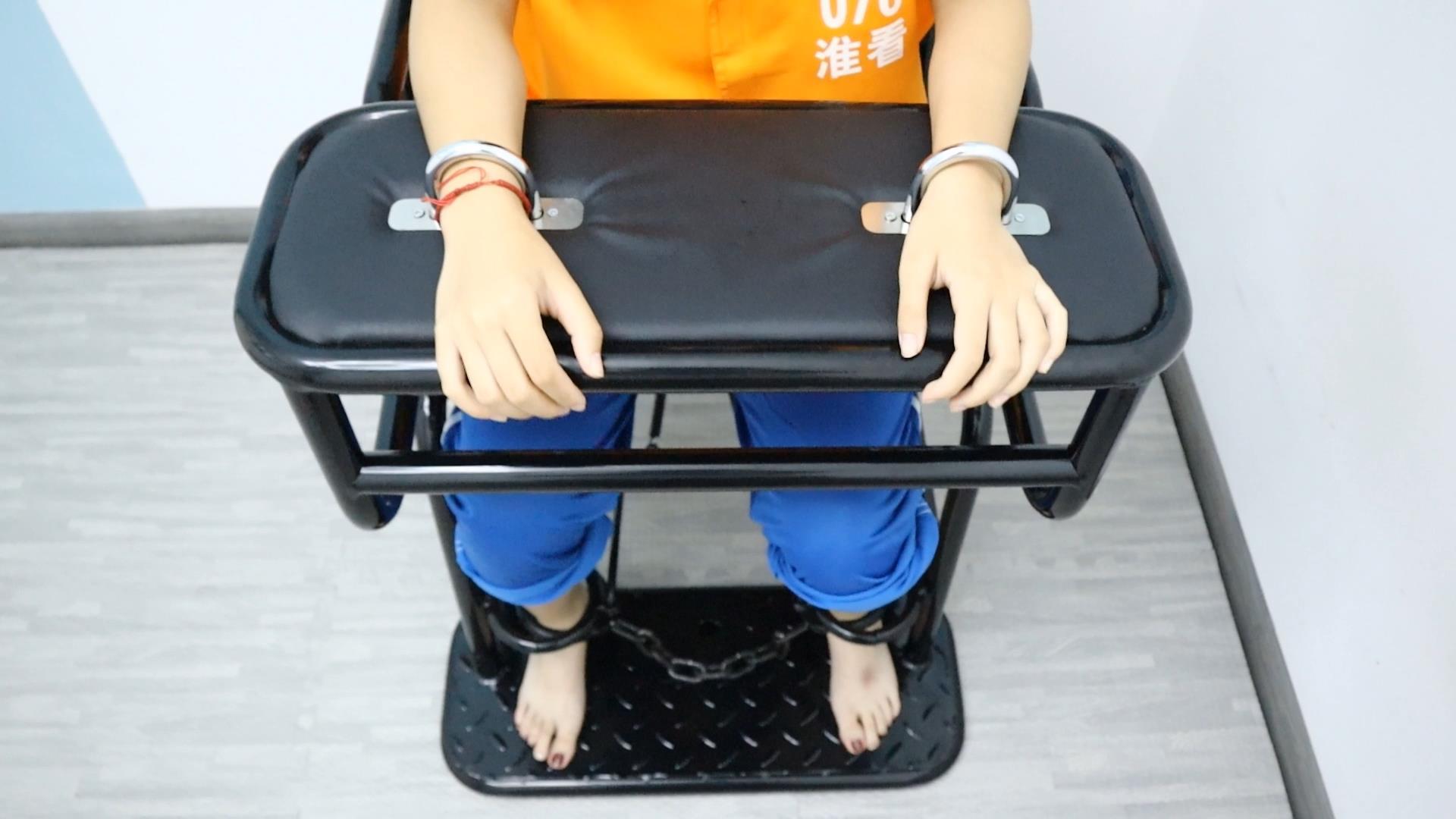 学妹可儿 出卖情报被捕 审讯审判处决 挠脚挠全身TK 手铐脚铐脚趾铐 校服与镣铐囚服的组合-10