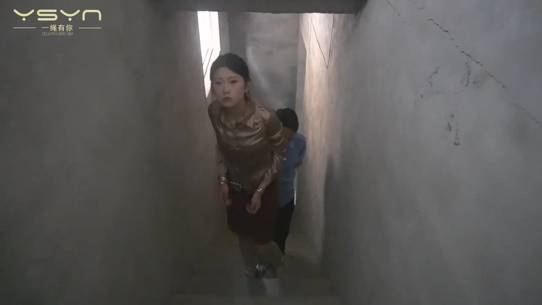 【惊梦绞影】押解指认现场的女犯回到牢房疲惫的睡去梦里被押上绞刑架勒紧咽喉挣扎意识消散一刻惊醒-7