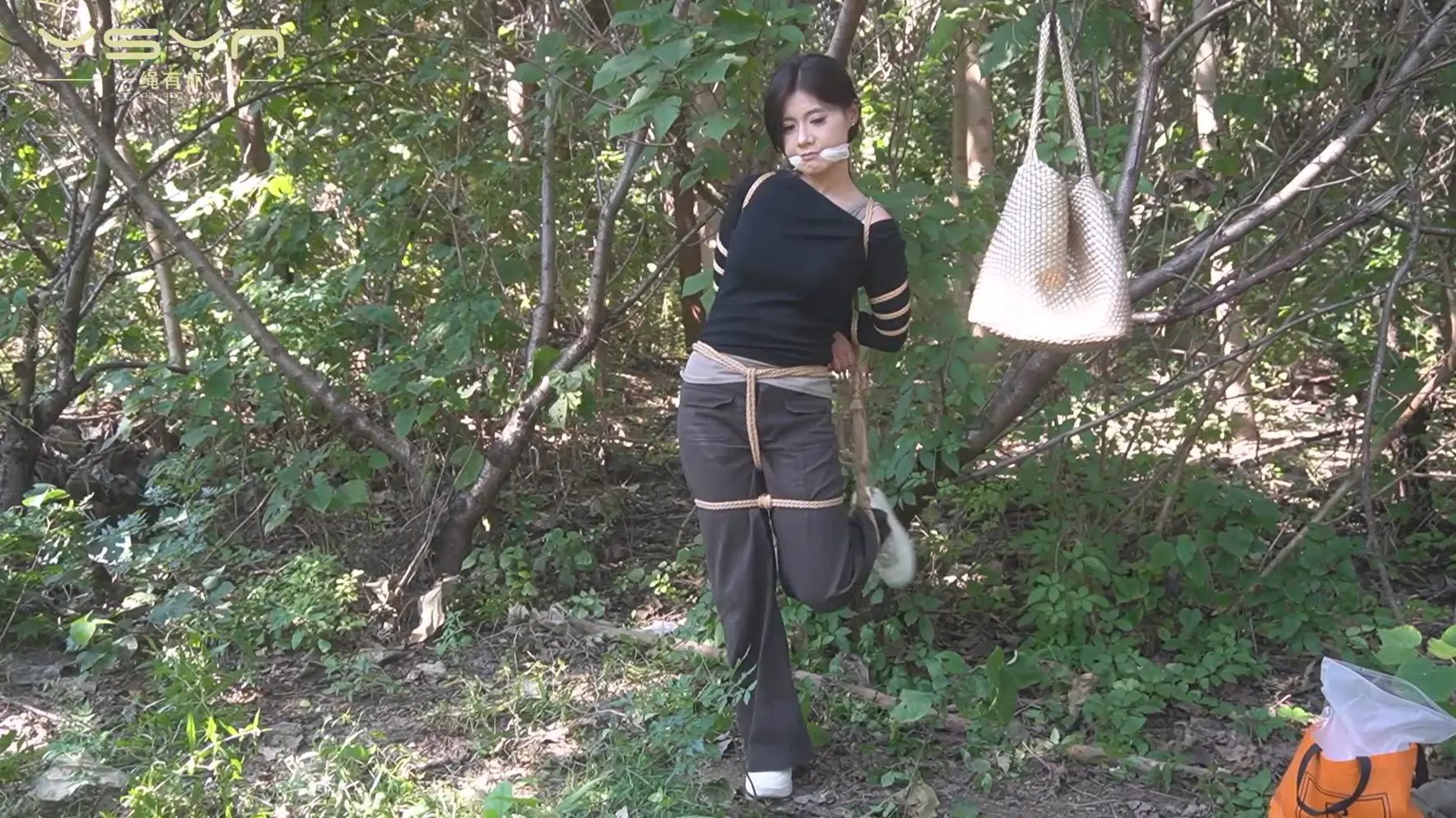 【荒林困劫】小美女走在丛林被劫持拷在小树上堵嘴勒嘴五花股绳单腿吊绑-4