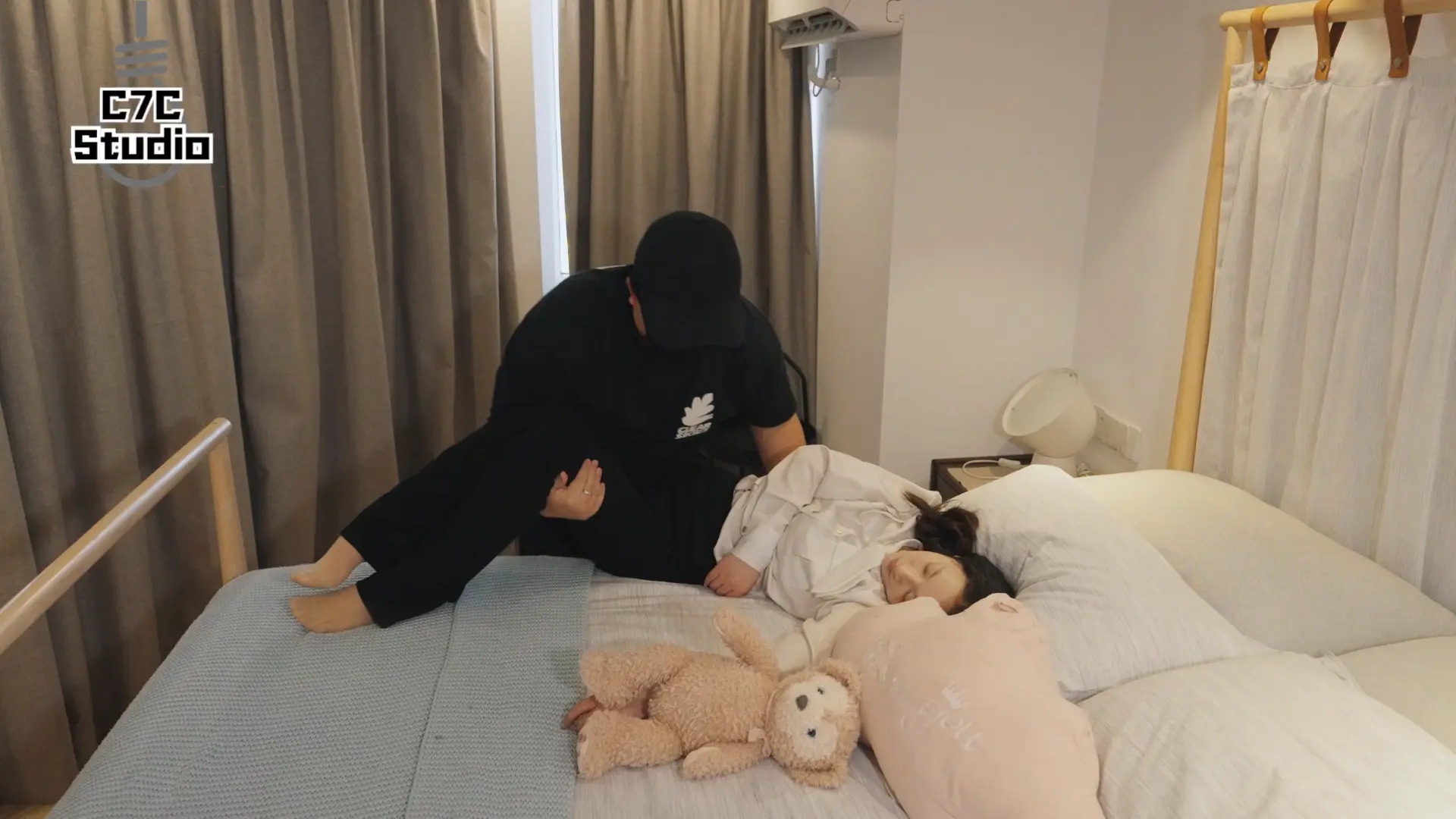 《房产中介灵儿》势利眼裤里丝成熟美女看不起租房客户 翻白眼抽搐挣扎无济于事-4