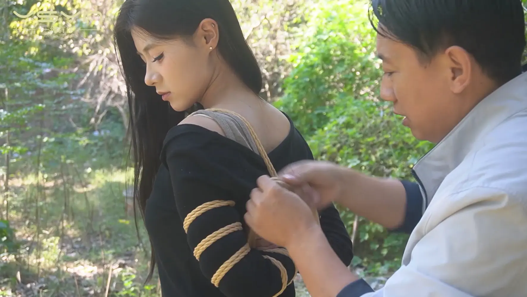 【荒林困劫】小美女走在丛林被劫持拷在小树上堵嘴勒嘴五花股绳单腿吊绑-6