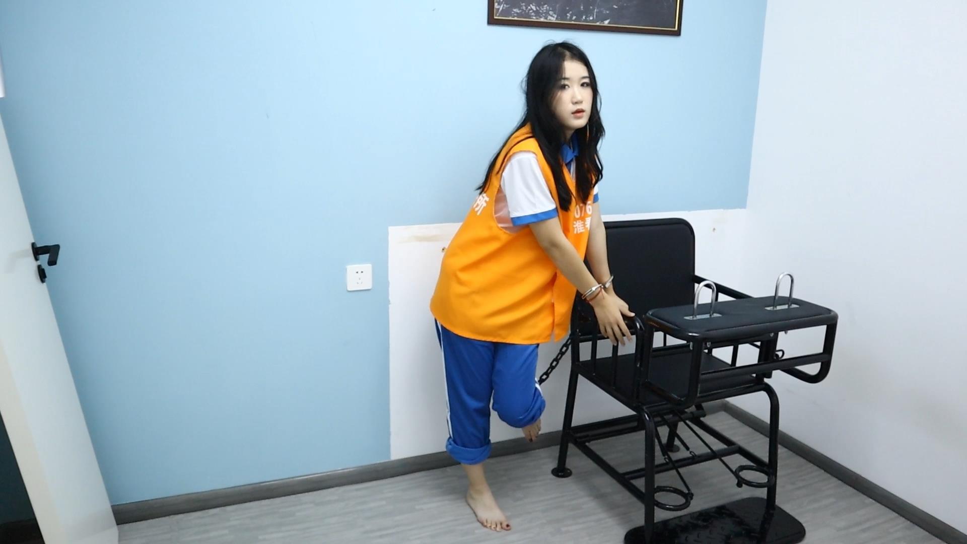 学妹可儿 出卖情报被捕 审讯审判处决 挠脚挠全身TK 手铐脚铐脚趾铐 校服与镣铐囚服的组合-8
