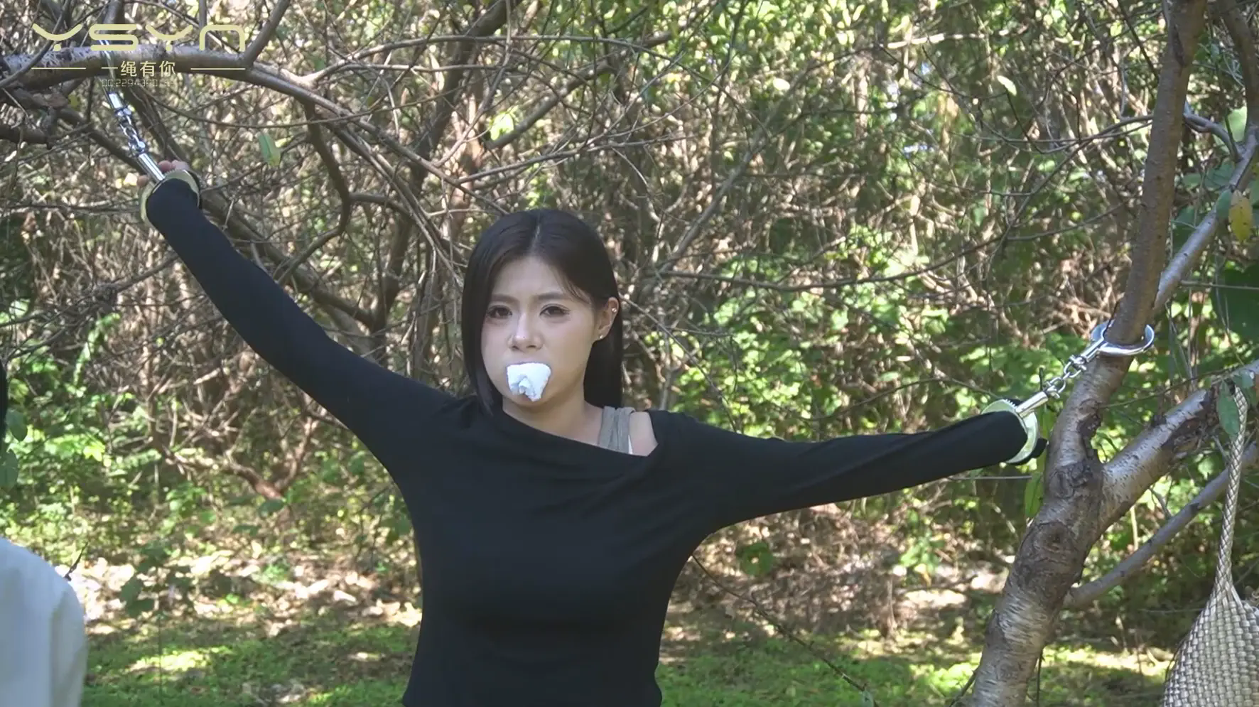 【荒林困劫】小美女走在丛林被劫持拷在小树上堵嘴勒嘴五花股绳单腿吊绑-2