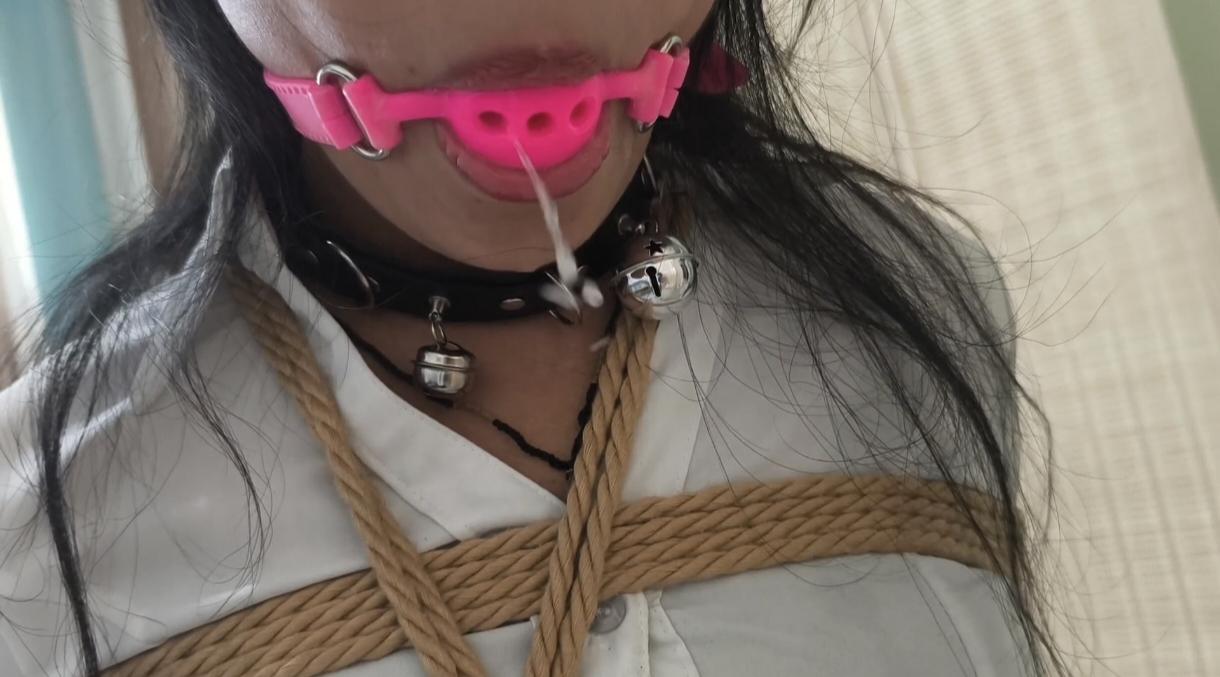 日式紧缚 脚铐+超紧口球流口水滴到腿上+超薄肉丝+项圈+制服学生装+放置挣扎+沉浸式～演技很好~挣扎的很卖力-3