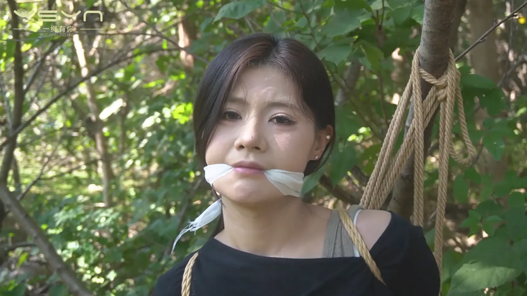 【荒林困劫】小美女走在丛林被劫持拷在小树上堵嘴勒嘴五花股绳单腿吊绑-9