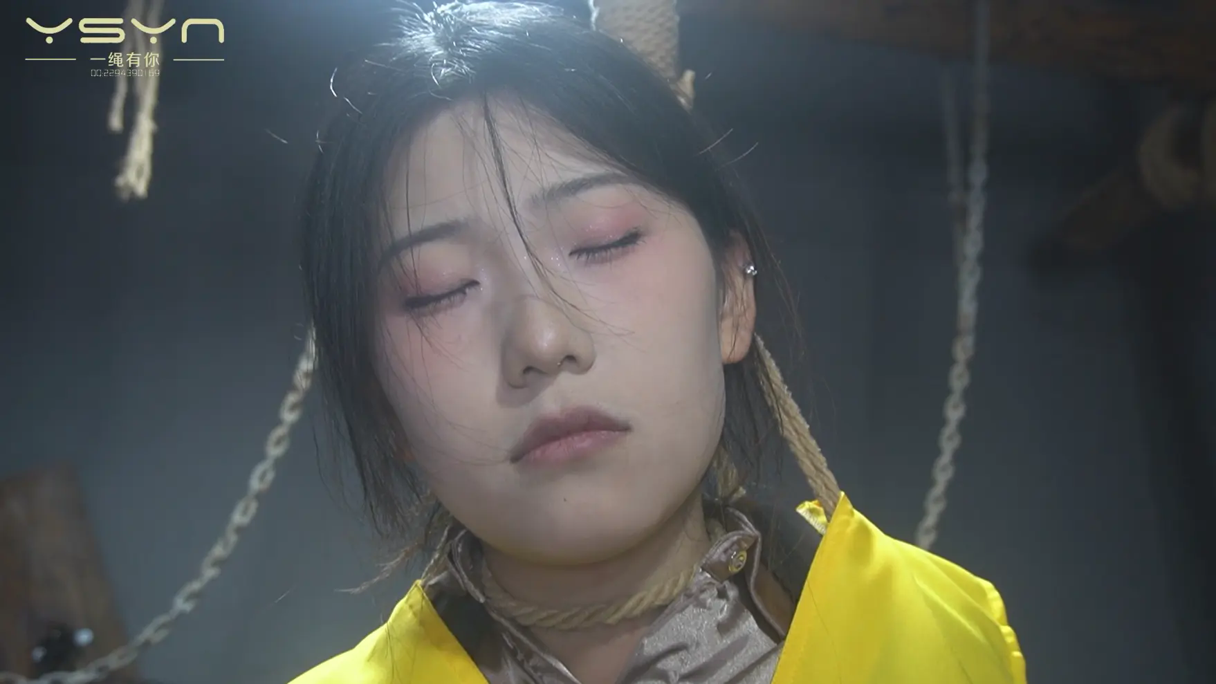 【惊梦绞影】押解指认现场的女犯回到牢房疲惫的睡去梦里被押上绞刑架勒紧咽喉挣扎意识消散一刻惊醒-3