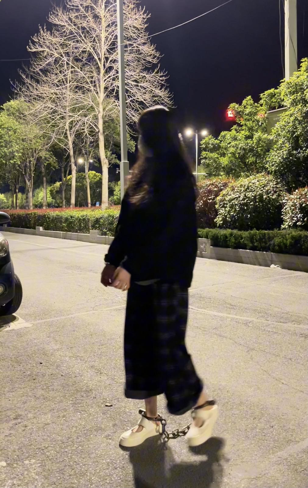 镣铐夜行的女孩（不带钥匙，坐电梯全程）-3