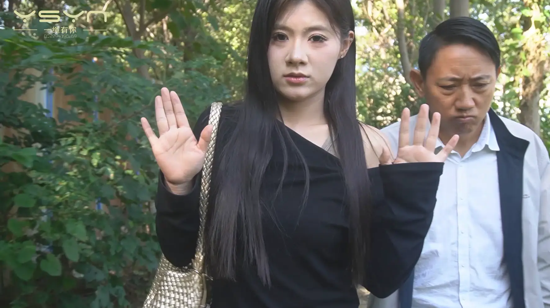【荒林困劫】小美女走在丛林被劫持拷在小树上堵嘴勒嘴五花股绳单腿吊绑-5