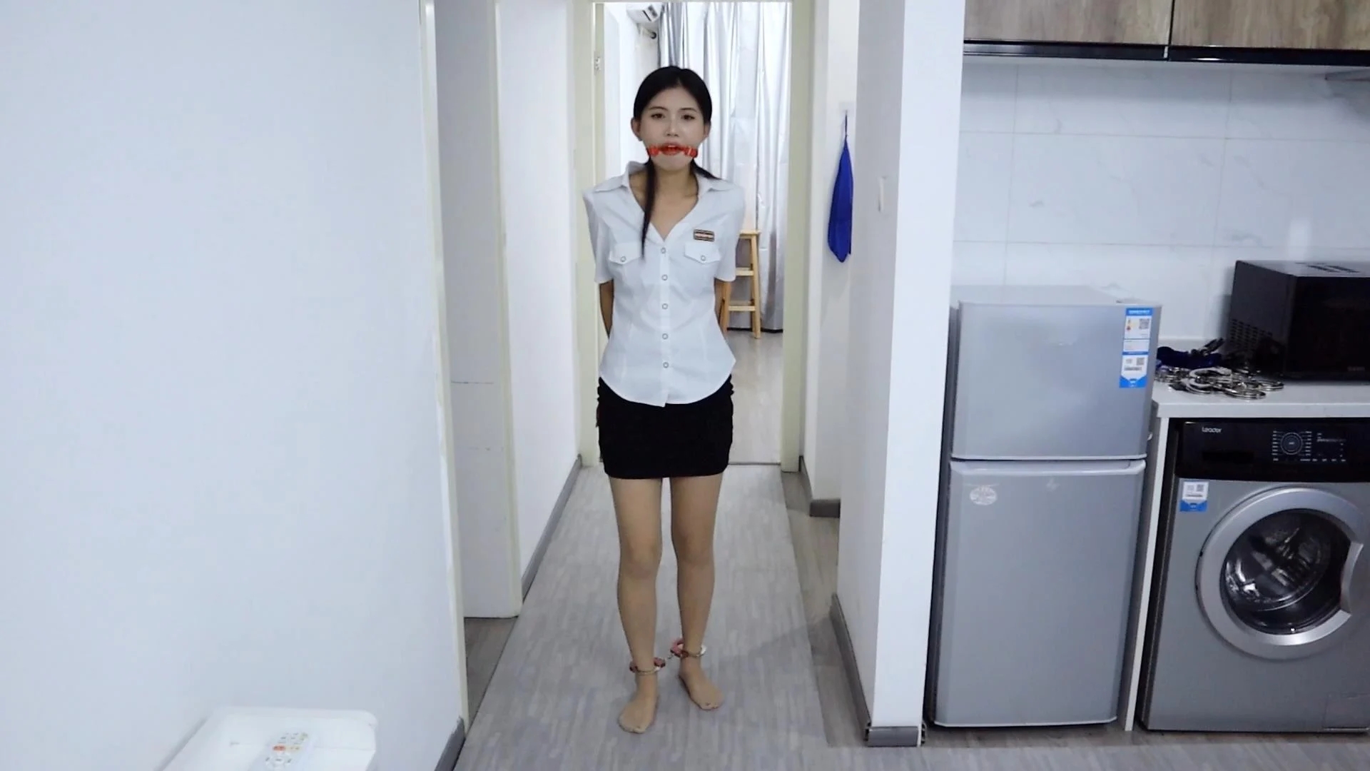 销售小欣被客户摸腿口球揩油 制服丝袜肉丝 空姐装灰丝 全程丝袜 戴口球挠丝袜脚 手铐脚铐 挠脚挠全身TK 工作室开张啦！！！道具多了很多！！！审讯椅木枷磁力绑带等等！-1