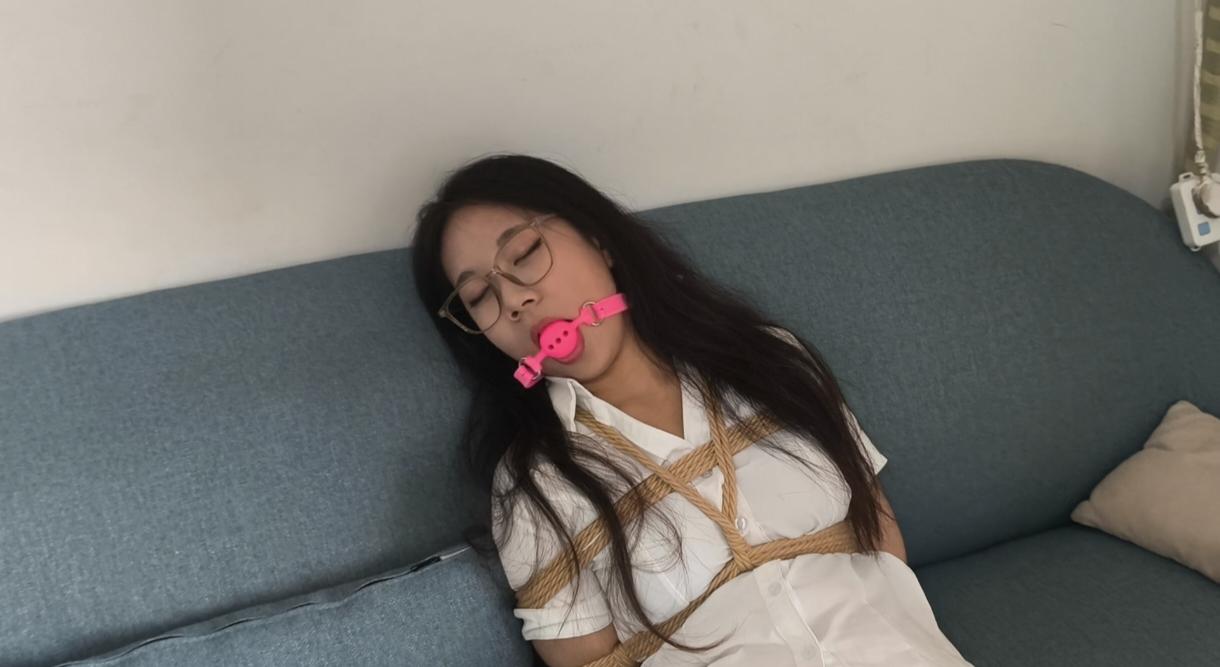 日式紧缚 脚铐+超紧口球流口水滴到腿上+超薄肉丝+项圈+制服学生装+放置挣扎+沉浸式～演技很好~挣扎的很卖力-7